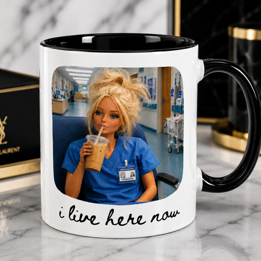 I Live Here Now – Viral Meme - Mugg med Färgdetaljer
